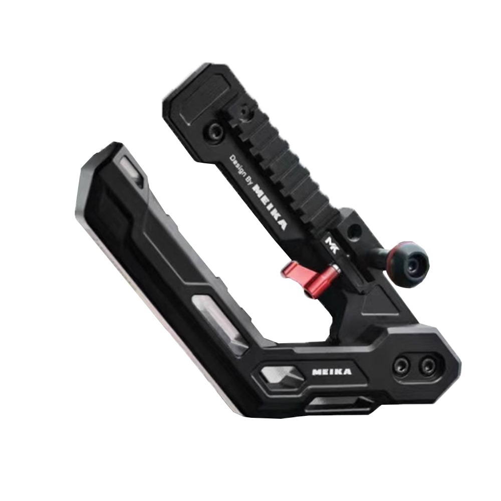 GWM Tank 300 MK قائد وركاب يمسكون بأيدي بعضهم البعض